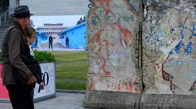 2015년 10월 서울 세종로 대한민국역사박물관에서 열린 광복70주년ㆍ독일 통일 25년 기념 독일ㆍ한국 교류 특별전 '독일에서 한국의 통일을 보다' 전시장 밖에 설치된 베를린 장벽의 모습. 서독 쪽이었던 벽면은 평화를 염원하는 메시지로 채워져있다.