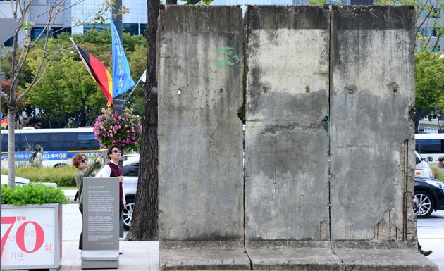 2015년 10월 서울 세종로 대한민국역사박물관에서 열린 광복70주년ㆍ독일 통일 25년 기념 독일ㆍ한국 교류 특별전 '독일에서 한국의 통일을 보다' 전시장 밖에 설치된 베를린 장벽의 모습. 동독 쪽이었던 벽면은 깨끗한 콘크리트 면이었다.