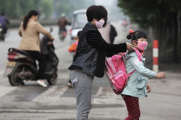 중국 장쑤성의 지역 주민. 공장 인근 초등학교에 다니는 학생들이 대기오염으로 고통받고 있다