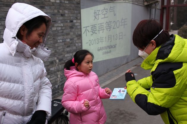 그린피스 베이징사무소 활동가들이 시민들에게 마스크를 나눠주며 초미세먼지와 건강 유해성에 대해 전하고 있다