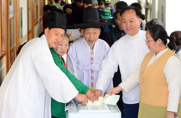 20대 국회의원 선거일인 2016년 4월 13일, 유복엽 훈장과 가족들의 투표 모습. 
