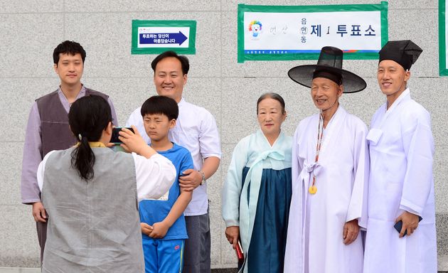 6·4전국동시지방선거일인 2014년 6월 4일, 유복엽 훈장 가족들이 투표를 마치고 인증샷을 찍고 있다. 어쩐 일인지, 아이의 표정은 별로(?) 좋지 않다. 