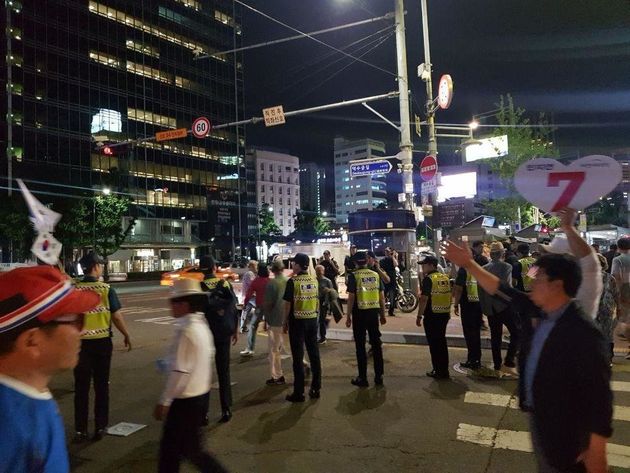 12일 밤 9시 10분께 서울 중구 대한문 앞에서 경찰이 대한애국당 지지자들을 서울 시청 앞 광장으로 안내하고 있다.