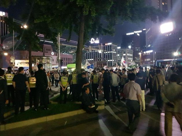 자유한국당의 최종유세가 열린 서울 중구 대한문 앞에서 경찰이 대한애국당 지지자들과의 혹시 모를 충돌에 대비해 두 줄로 서 있다.