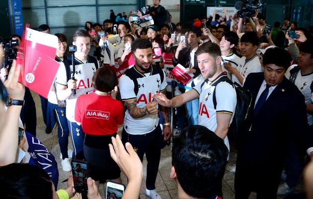 Tottenham players who came through Incheon International Airport greet Korean fans. May 23, 2018.