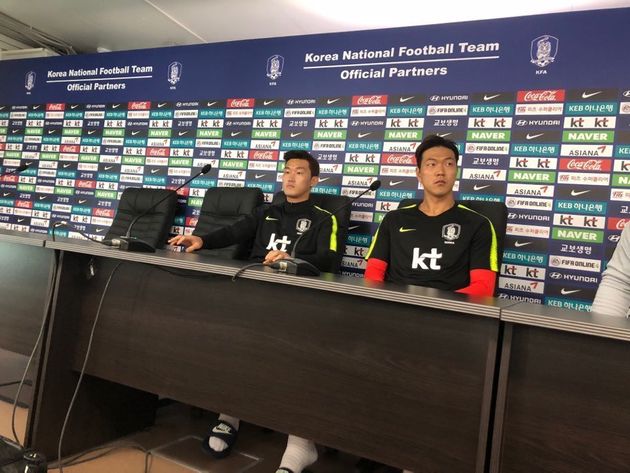 한국 축구대표팀의 중앙 수비수인 장현수(왼쪽)와 김영권이 15일(현지시각) 상트페테르부르크 훈련장에서 기자회견을 하고 있다.