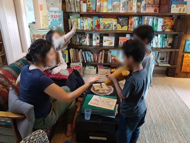 정은혜씨와 아이들이 제주의 다문화 도서관에서 함께 시간을 보내고 있다.