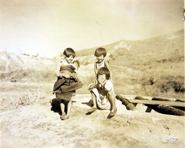 1950년 10월 31일 미군 점령하의 원산 인근에서 촬영된 사진으로, 부대 인근 마을에 살던 아이들이 노는 모습.