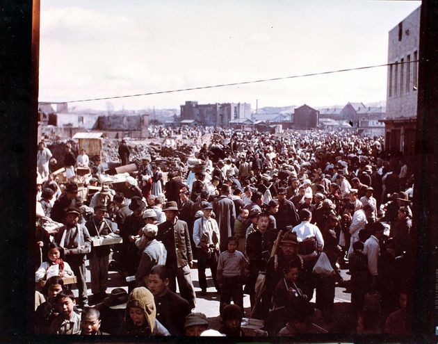 1951년 3월 19일 서울이 수복된 후 북적이는 시장
