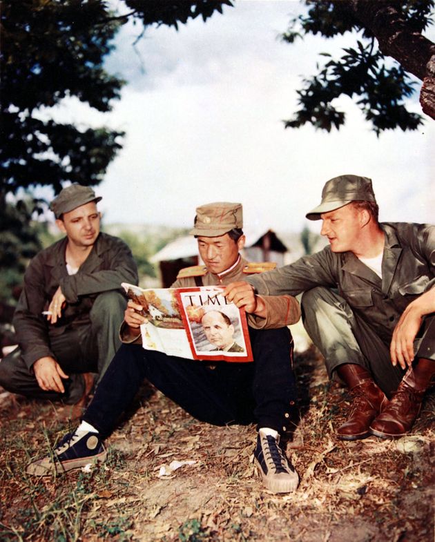 1951년 7월 8일 개성에서 휴전회담이 이뤄지는 와중에 북한군 병사와 미군 병사가 함께 ‘타임(Time)’지를 읽고 있는 모습. 사진 속 ‘타임’지는 1951년 6월 16일자로, 표지의 인물은 당시 유엔군 사령관이었던 매튜 리지웨이이다. 