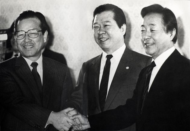 1989년 3월 4일, 김종필 전 총리가 국회 귀빈식당에서 김영삼, 김대중 전 대통령과 함께 포즈를 취하고 있는 모습. (한국사진기자협회 보도사진연감) 