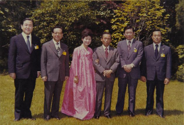 1979년 5월 16일 청와대에서 김종필 전 총리가 박정희 당시 대통령과 함께 찍은 사진. 왼쪽부터 최광수 의전수석, 김종필 의원, 박근혜, 박정희 대통령, 김성진 문공부 장관.(직책은 1979년 5월 당시 기준) 