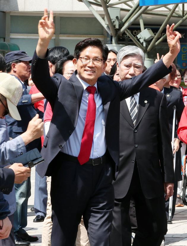 지난달 31일 오전 서울역에서 열린 자유한국당 김문수 서울시장 후보 출정식에서 김 후보가 인사를 하고 있다.