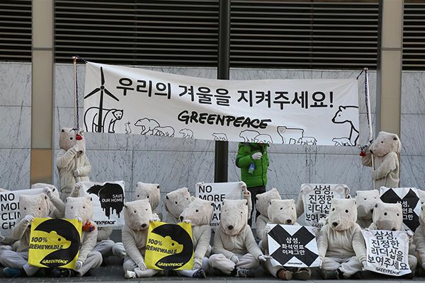 지난해 12월 그린피스 서울사무소 활동가들과 자원봉사자들이 삼성전자 서초사옥 앞에서 100% 재생가능에너지 사용 선언을 촉구하고 있다