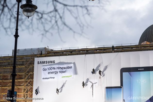 지난해 12월 그린피스 독일 활동가들이 삼성전자에 100% 재생가능에너지 전환을 요구하고 있다