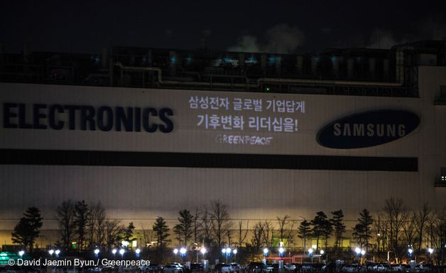 지난 2월 그린피스 서울사무소 활동가들이 삼성전자 기흥 반도체 공장에 100% 재생가능에너지 사용을 요구하는 문구를 프로젝터로 쏘고 있다