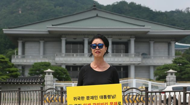 김부선씨가 2017년 7월14일 오후 서울 종로구 청와대 분수대 앞에서 '아파트 관리비 비리를 뿌리뽑아달라'며 1인시위를 벌이고 있다.