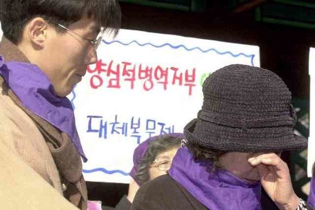 2007년 2월 서울 종로 탑골공원 앞에서 열린 민가협 목요집회에서 ‘양심적 병역거부자' 오태양(왼쪽)씨가 ‘부모님께 올리는 편지'를 읽는 동안 오씨의 어머니가 흐느끼고 있다. 