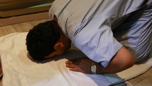 무함마르가 숙소에서 기도하고 있다. 그는 독실한 무슬림이다. 예멘에는 아내와 부모, 세 아들과 두 딸이 있다. 하루에도 몇 번씩 가족과 통화한다. 집을 떠난지 벌써 2년이 넘었다.