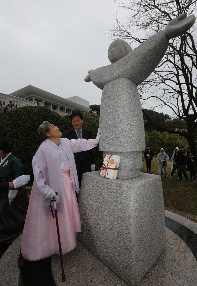 김복득 할머니가 2013년 4월 6일 오후 경남 통영시 동호동 남망산 조각공원 입구에 세워진 위안부 추모비 ‘정의비’를 어루만지고 있다. 