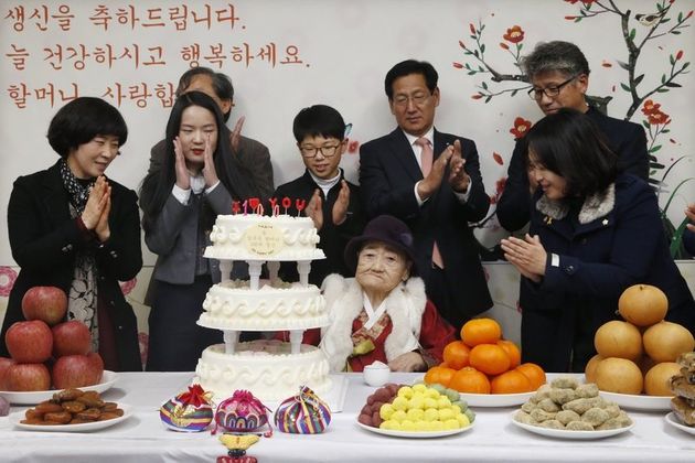 김복득 할머니가 지난해 1월 14일 오후 경남 통영시 도산면 도립통영노인전문병원에서 열린 100세 생신 축하연에서 케이크의 촛불을 끈 뒤 박수를 받고 있다.  