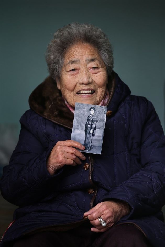 김복득 할머니가 2013년 3월 14일 경남 통영시 북신동 자택에서 자신의 젊은 시절 사진을 보여주며 웃고 있다. 