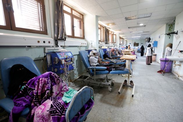 예멘 수도 사나(Sana'a)에 위치한 Thawra 병원에서 환자들이 투석을 받고 있는 모습. 2018년 4월1일.