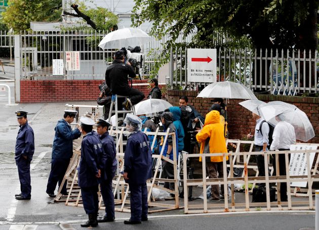 6일 취재진과 경찰이 아사하라 쇼코의 사형이 집행된 도교구치소 밖을 둘러싸고 있다. 