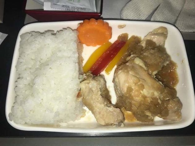 5일 아시아나항공 직원들이 모인 카카오톡 익명 단체 대화방에 올라온 사진. 사진을 올린 대화방 참가자는 승무원들에게 지급된 기내식이라고 설명했다.