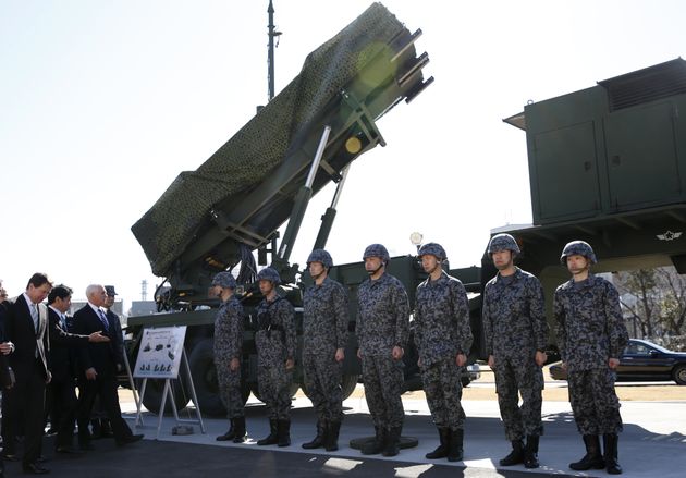 지난 2월 일본 방위성을 방문한 마이크 펜스 미 부통령이 이츠노리 오노데라 방위상의 안내로 PAC-3 미사일을 둘러보고 있다.