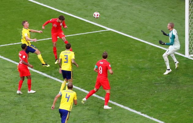 잉글랜드 델레 알리가 7일 러시아월드컵 스웨덴과의 8강전에서 헤딩골을 터뜨리고 있다.