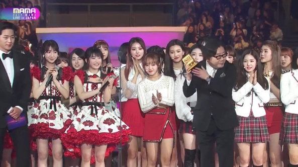 MAMA 2017의 아이오아이와 AKB48의 합동 무대