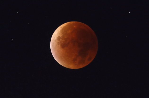 21세기 최장 '블러드 문(Blood Moon)' 현상을 오늘 밤에 볼 수 있다