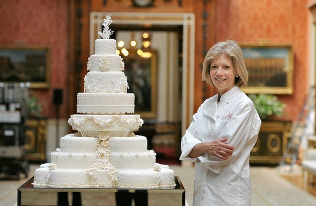 피오나 케언즈가 자신이 제작한 윌리엄 왕자와 케이트 미들턴의 웨딩 케이크 옆에 서 있다.