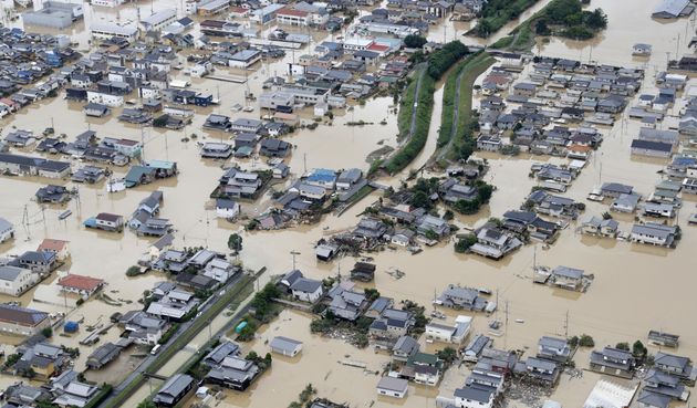7월 8일 항공 사진으로 포착한 오카야마현 구라시키 시의 모습. 가옥들이 폭우로 물에 잠겼다.