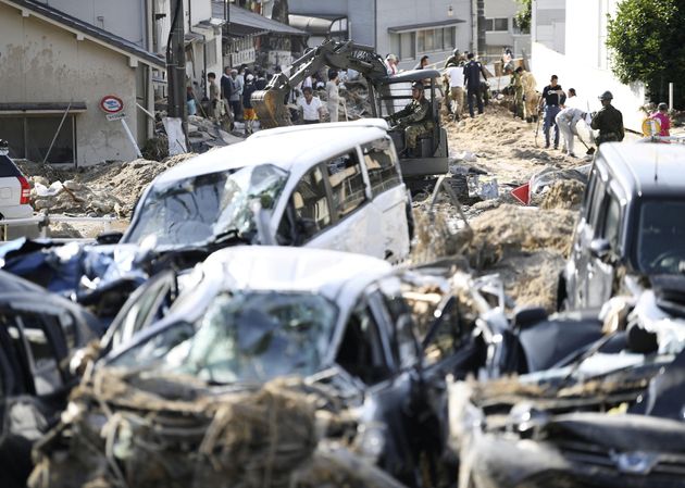 폭우로 인한 잔해물이 거리를 점령한 히로시마현 히로시마시 아키구의 상황. 7월 10일.