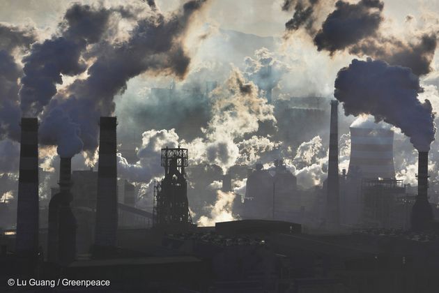 한 철강 공장에서 오염 물질이 뿜어져 나오고 있다