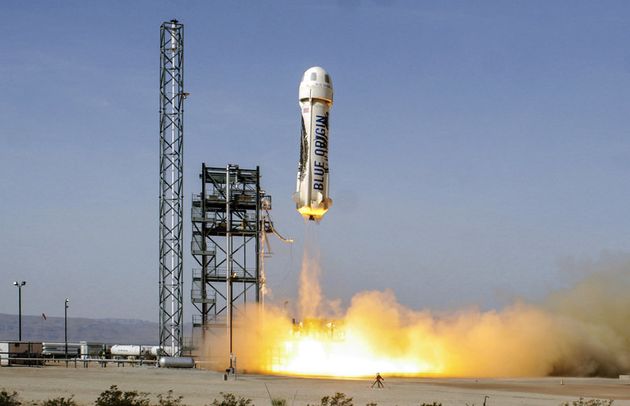 우주여행용 캡슐을 싣고 하늘로 날아오르는 블루 오리진의 뉴 셰퍼드 로켓. 블루 오리진 제공