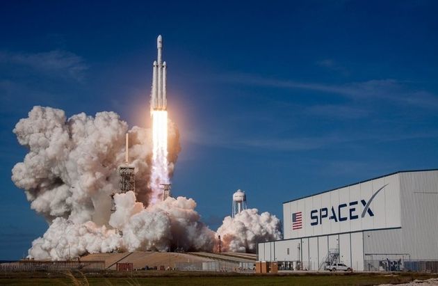 스페이스엑스는 달궤도 여행에 쓸 현존 최강 로켓 ‘팰컨헤비’를 쏘아 올리는 데 성공했다. 스페이스엑스 제공
