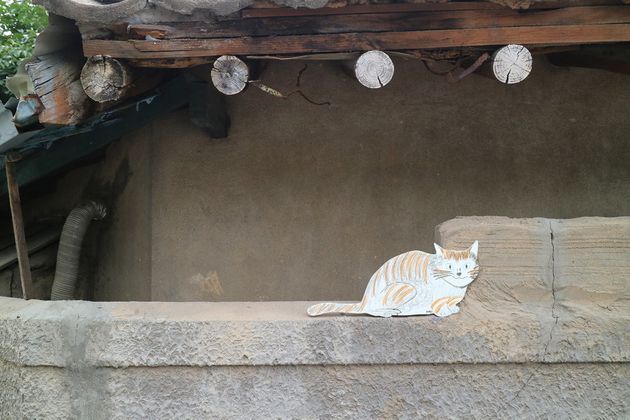 효자1동 주민과 춘천 지역 어린이, 예술가들이 함께 만든 고양이 조형물. 종이에 그림을 그려 철판에 찍었다. 음미경 효자1동주민센터 총무계장은 “고양이 얼굴이 그린 사람 얼굴을 똑닮았다”고 말했다.