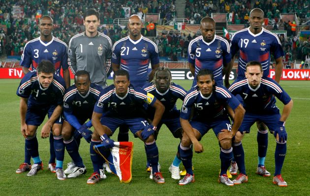 2010 남아공 월드컵 조별예선 멕시코와의 경기에 앞서 기념촬영을 하는 프랑스 대표팀 선수들. 프랑스는 당시 A조에서 우루과이, 멕시코, 남아공과 만나 1무2패를 기록하며 16강 진출에 실패했다.
