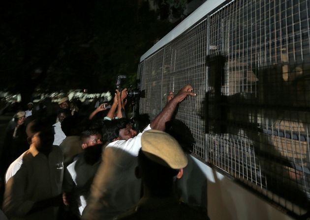 시민들이 17일 인도 첸나이 마힐라법원 앞에서 가해자들이 탄 버스 창문을 두드리며 반발하고 있다.