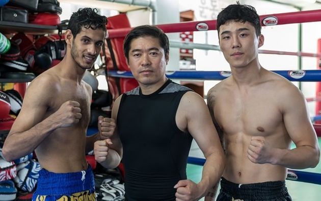 아흐마드 아스카르가 7월12일 킥복싱 체육관에서 허창희 관장(가운데), 김세현씨(왼쪽)와 함께 파이팅 포즈를 취했다.