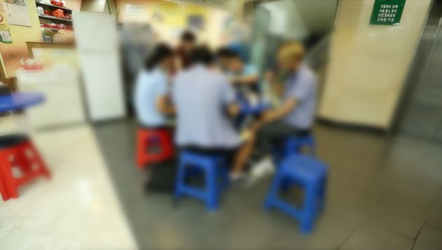 17일 학생들이 단골 떡볶이 가게에서 떡볶이와 김밥, 라면, 순대를 먹고 있다.