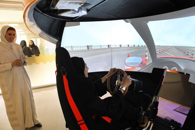사우디 여성들이 시뮬레이터로 운전 연습을 하는 모습. 2018년 6월12일.