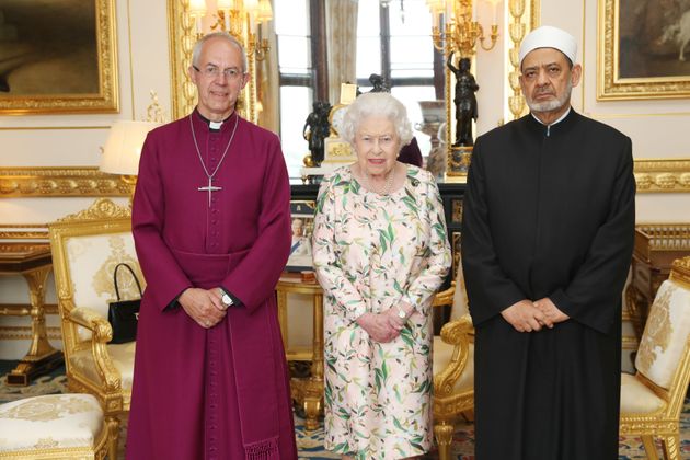 영국 윈저성에서 열린 캔터베리 대주교(왼쪽), 알 아즈하르 대이맘(오른쪽)과의 회동에서 포즈를 취하고 있는 엘리자베스 2세 영국 여왕. 2018년 7월12일.