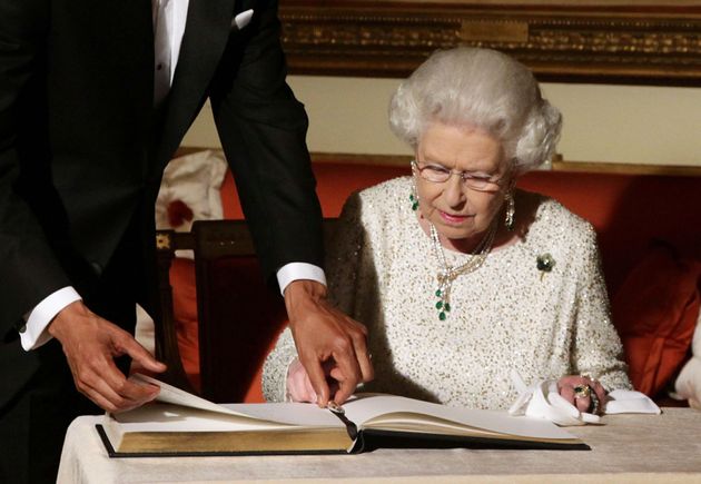 2011년 당시 버락 오바마 미국 대통령 부부가 선물한 브로치를 착용한 엘리자베스 2세 영국 여왕.