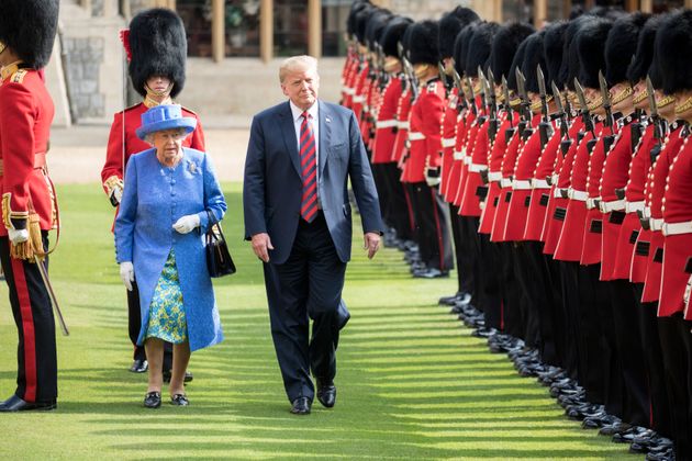 도널드 트럼프 미국 대통령을 맞이한 엘리자베스 2세 영국 여왕이 윈저성에서 근위병들의 사열을 받는 모습.