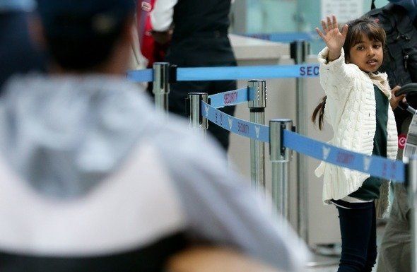 2013년 5월8일 인천공항을 통해 한국을 떠나는 마히아의 모습을 실은 이날치 <한겨레> 사진.