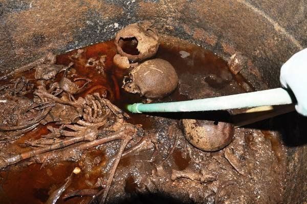 세 사람의 유골이 화강암 석관 속에서 발견됐다. 2018.07.19.